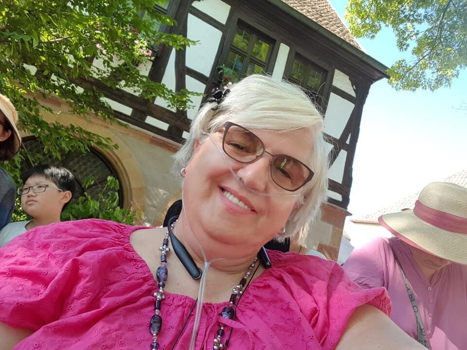 Susanne Steffgen lächelnd im Freien – Kandidatin für den Gemeinderat in Ganderkesee